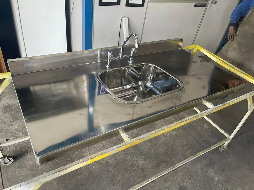 Bancada de inox com cuba e torneira