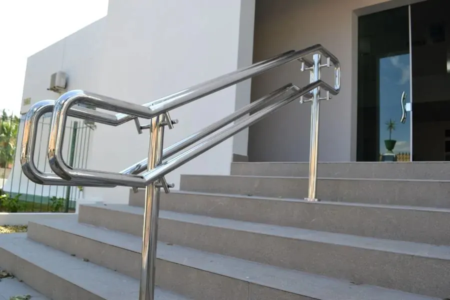 Corrimão duplo em inox em escada externa
