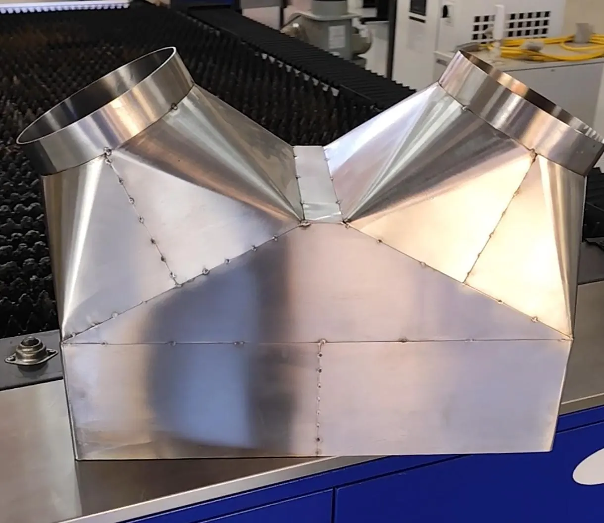 Derivação em Y fabricada em chapa de inox, com cordões de solda aparentes