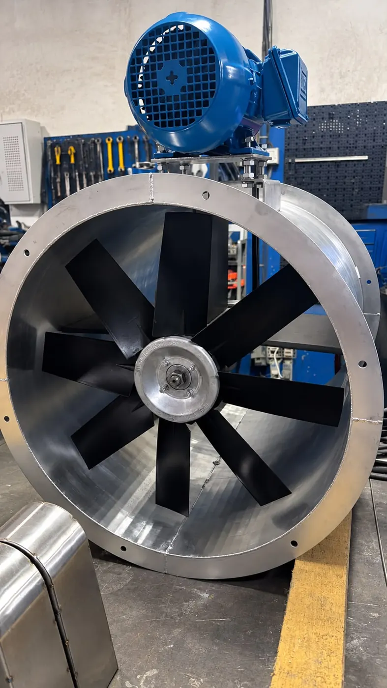Exaustor axial com carcaça metálica e motor elétrico
