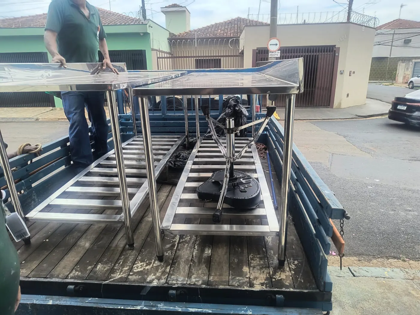 Mesas de inox sendo carregadas para entrega