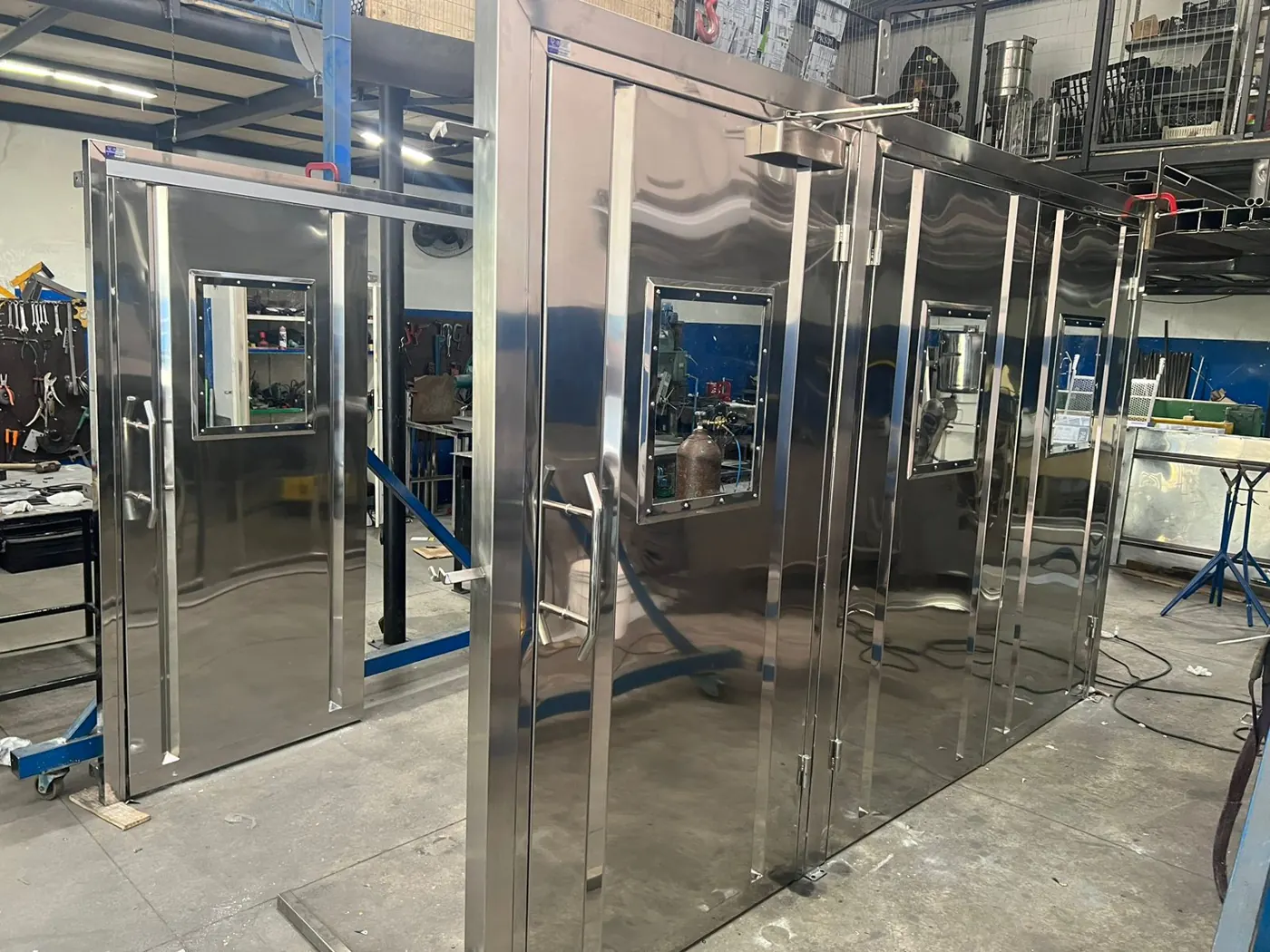 Portas e painéis em inox polido com visores